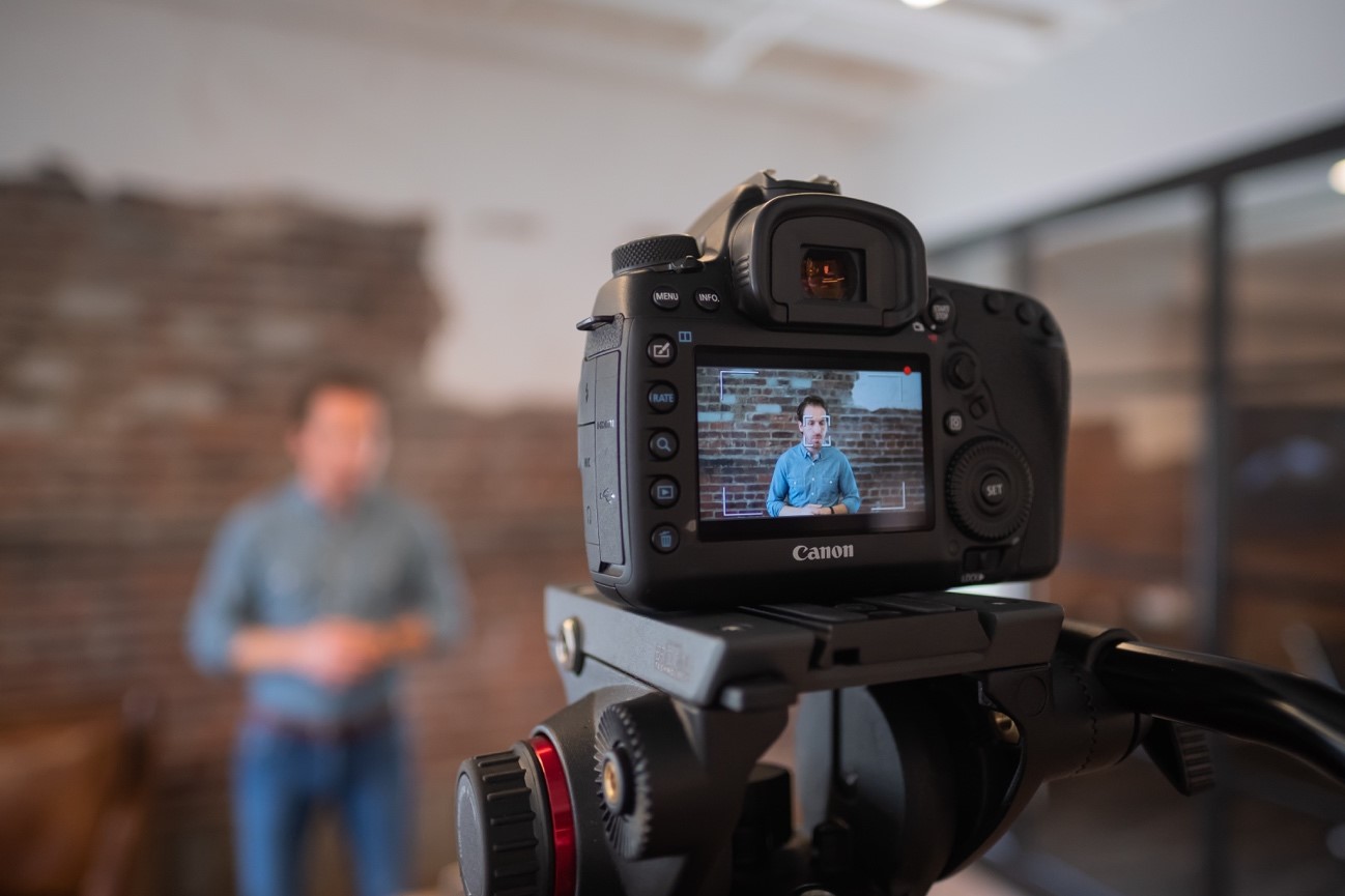 Sorria, você está sendo entrevistado: como escolher o candidato certo por vídeo preview?