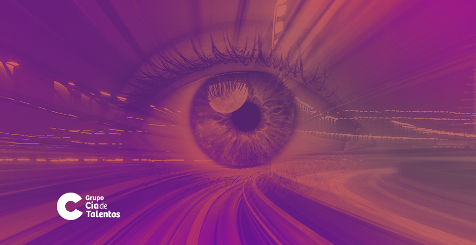 A imagem que ilustra o artigo Visão de futuro: 3 reflexões importantes para mudar as empresas tem um filtro roxo. No centro, há a foto de um olho e, sobre ele, reflexos de luzes em movimento.