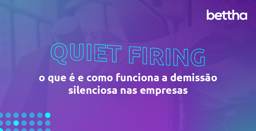 Imagem com um fundo roxo claro e sobre ele o texto: Quiet firing: o que é e como funciona a demissão silenciosa nas empresas