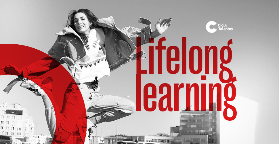 Lifelong learning: mulher saltando feliz e empolgada.